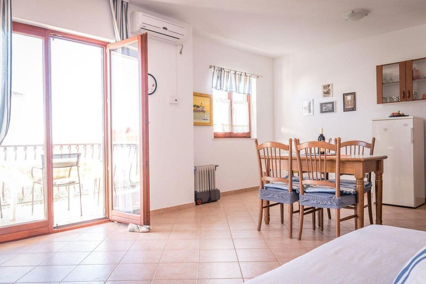 Apartments Brane - 100M From The Beach Trogir Kültér fotó
